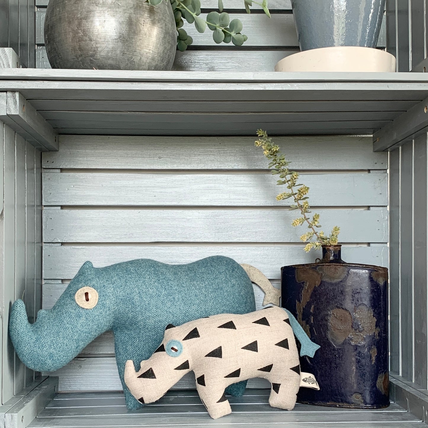 カラパウ/サイのヤッシュ(YASH) おしゃれな大人のぬいぐるみ